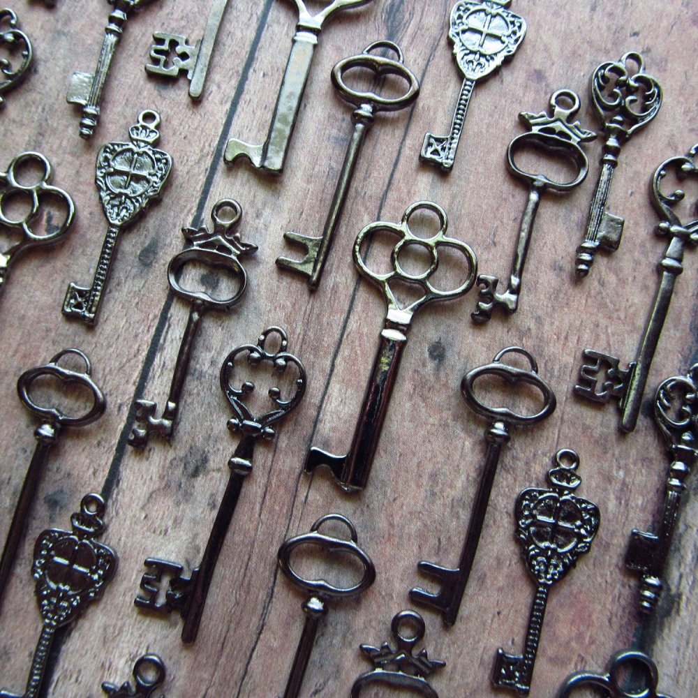 Старинный ключ на белом фоне