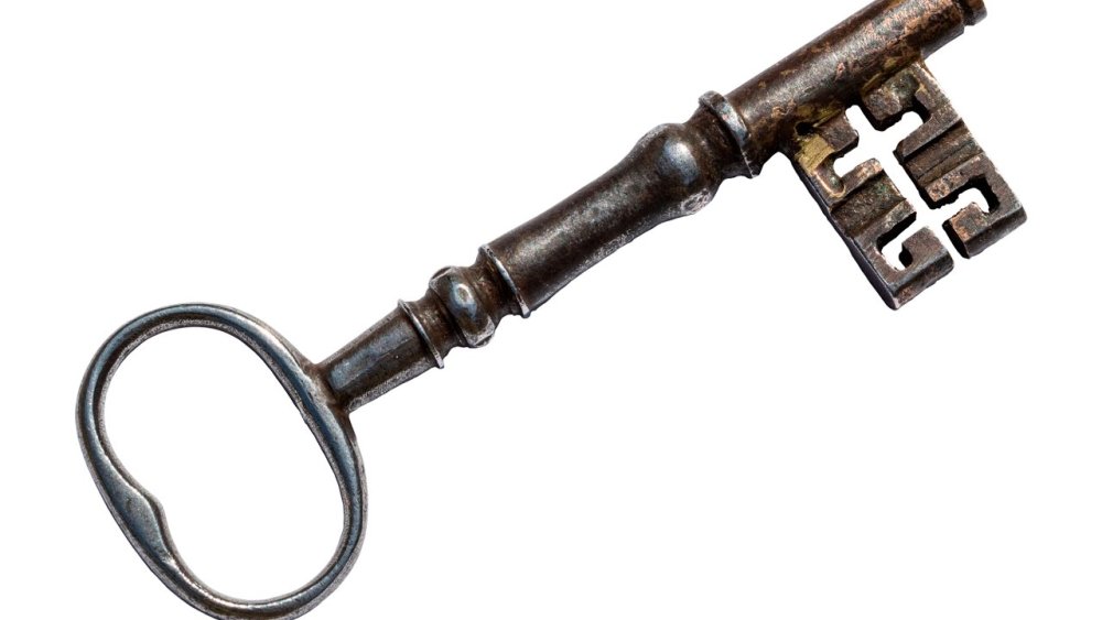Старинный ключ на белом фоне