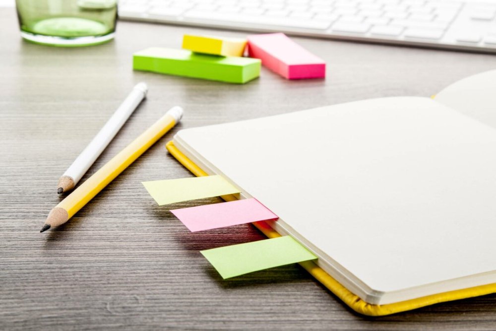 Бумаги на столе желтая ручка