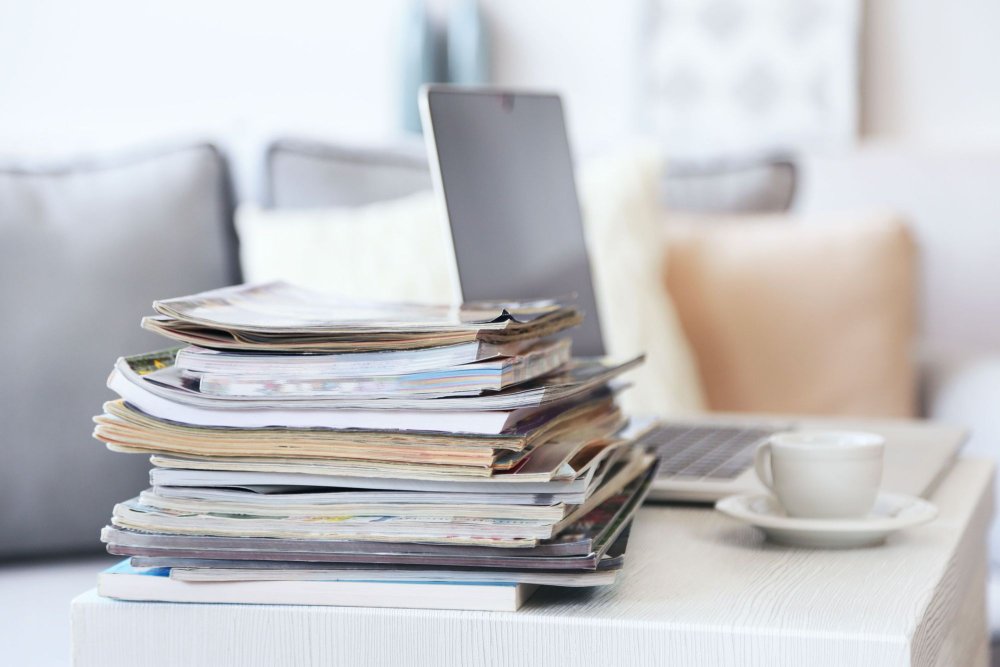 Офисный стол с бумагами