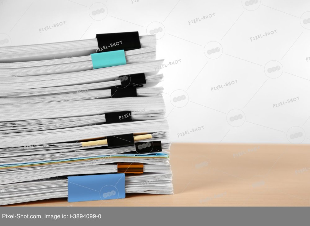 Кипа документов на столе