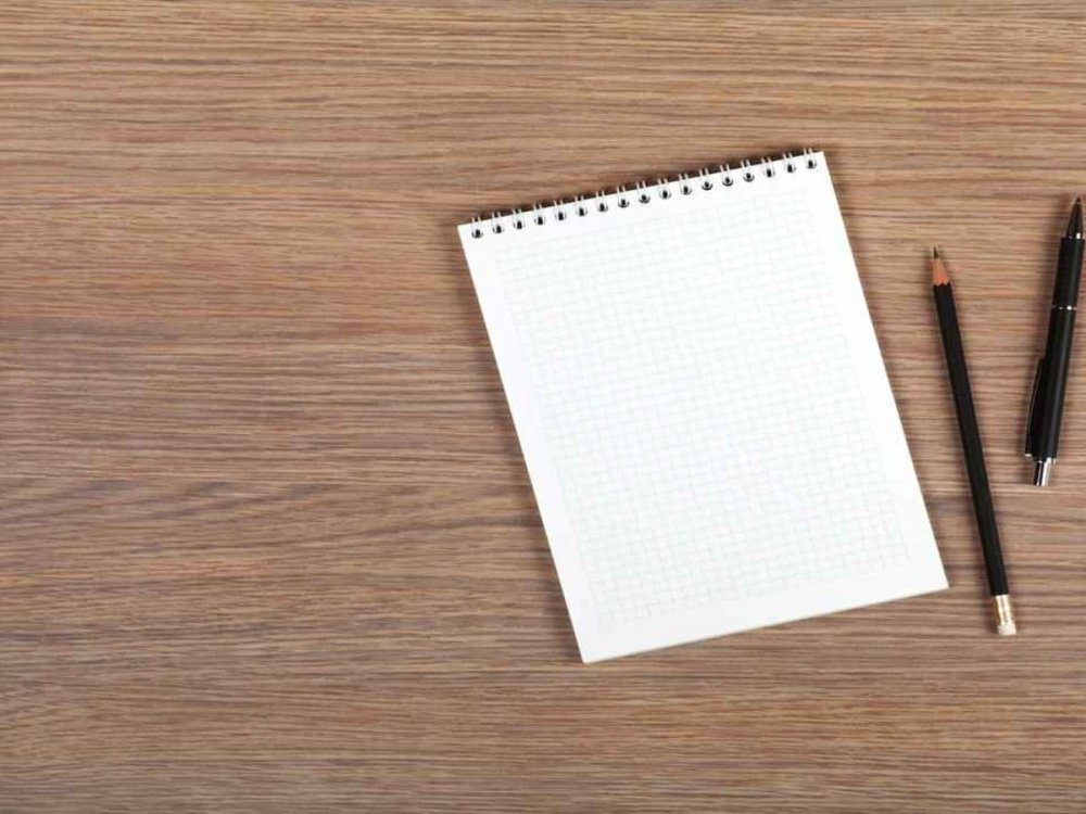 Бумаги на столе сверху