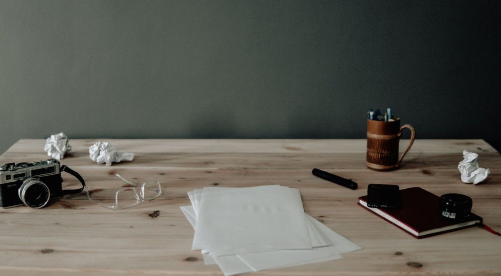 Поверхность стола с бумагами