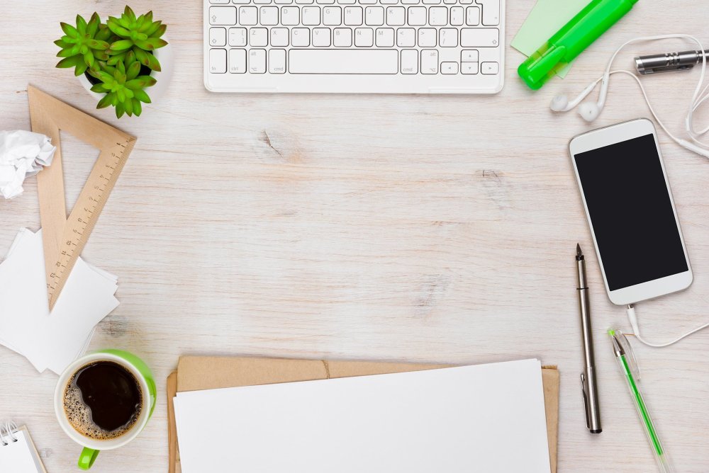 Деревянный стол с ноутбуком вид сверху