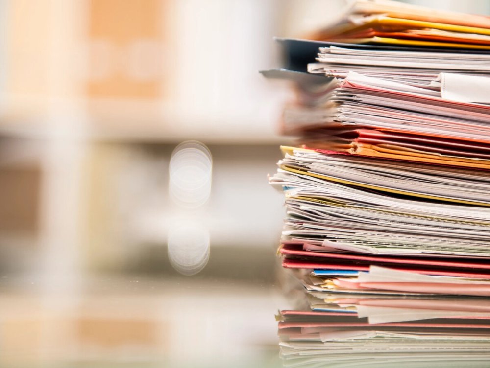 Стопка документов на столе