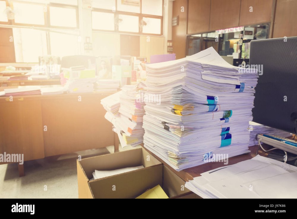 Куча бумаг на рабочем столе