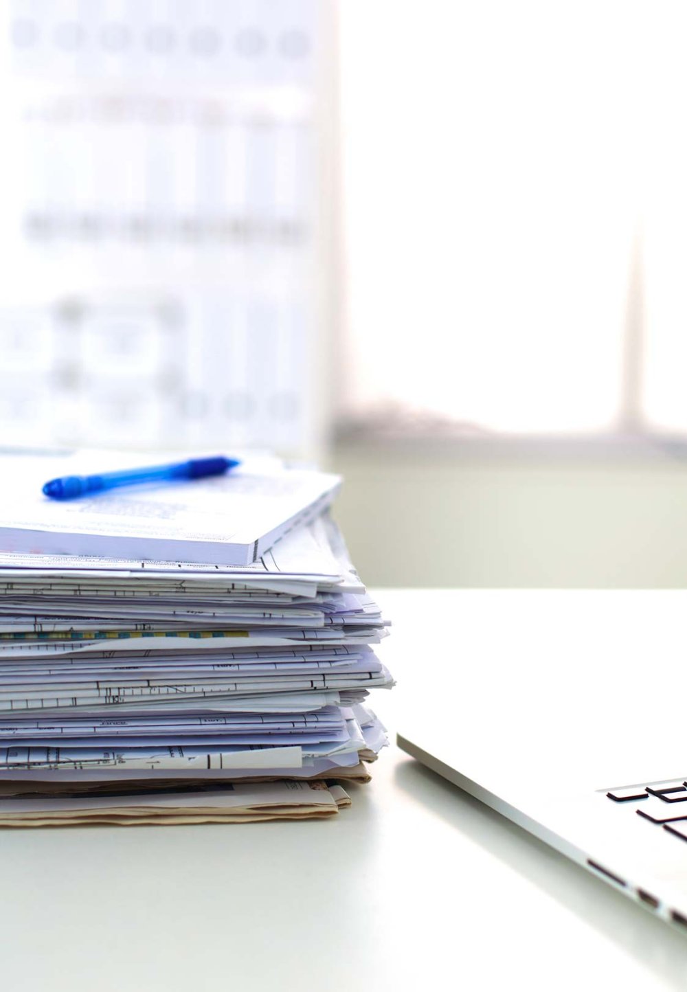 Деловые бумаги на столе