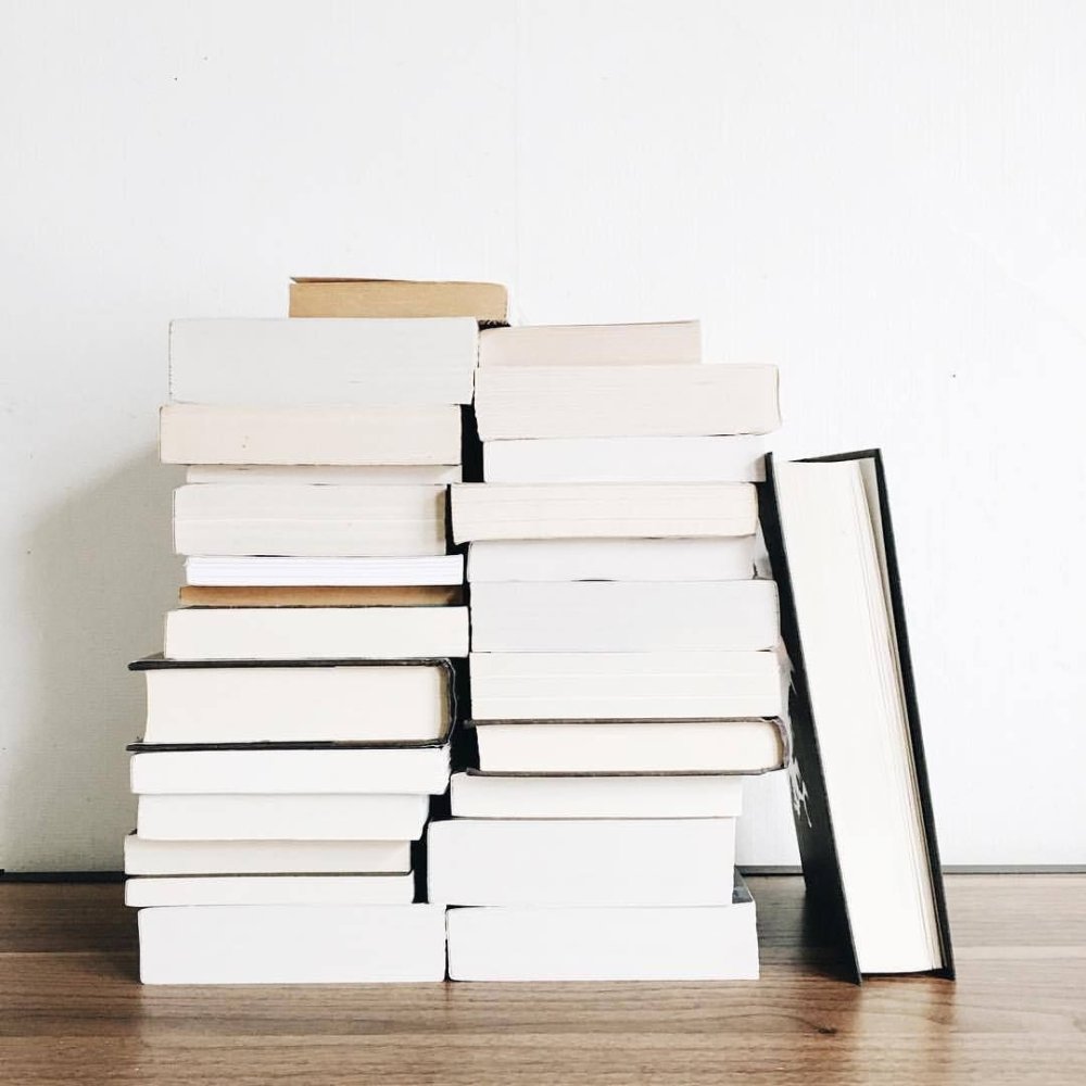 Книжная стопка Минимализм