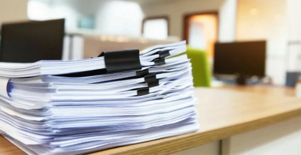 Стопка бумаг на столе