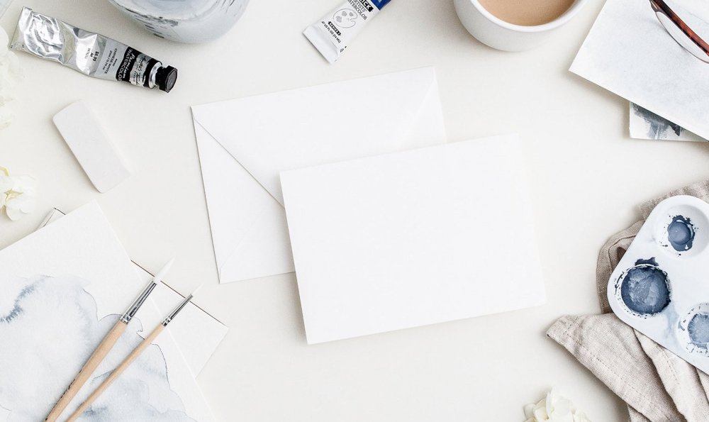 Бумаги на столе сверху