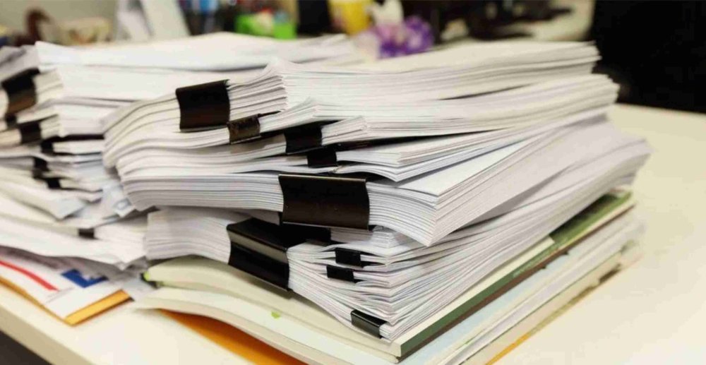 Стопка документов в офисе