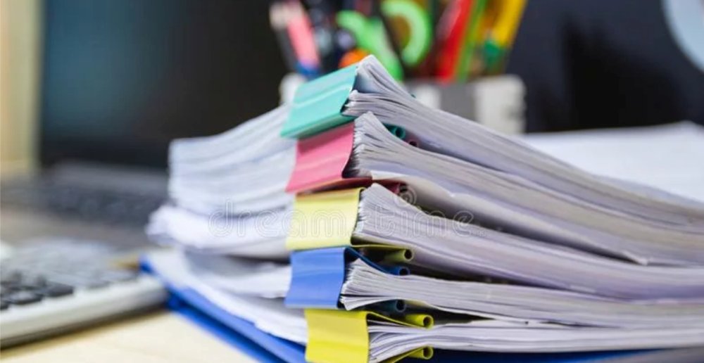 Папка с бумагами на столе