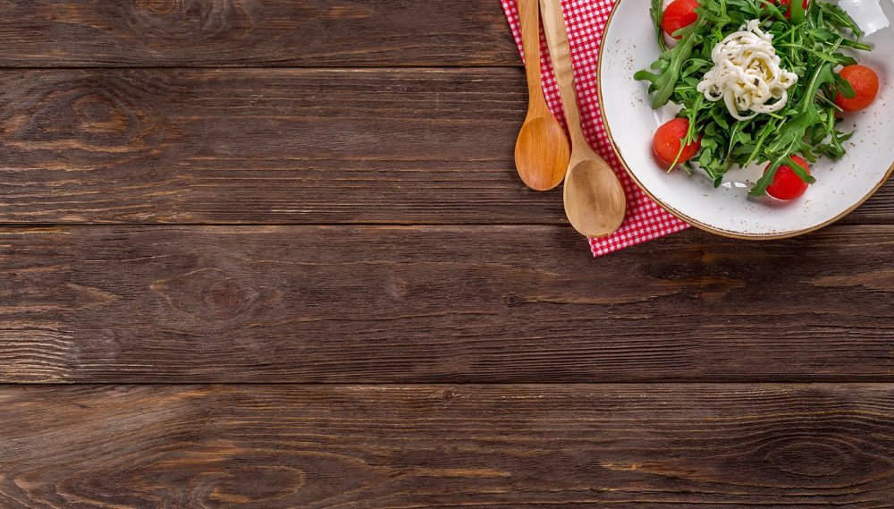 Деревянный стол на кухне перспектива