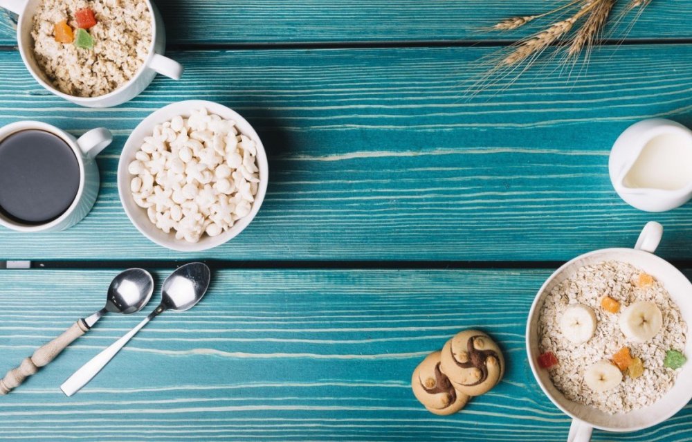 Завтрак на деревянном столе