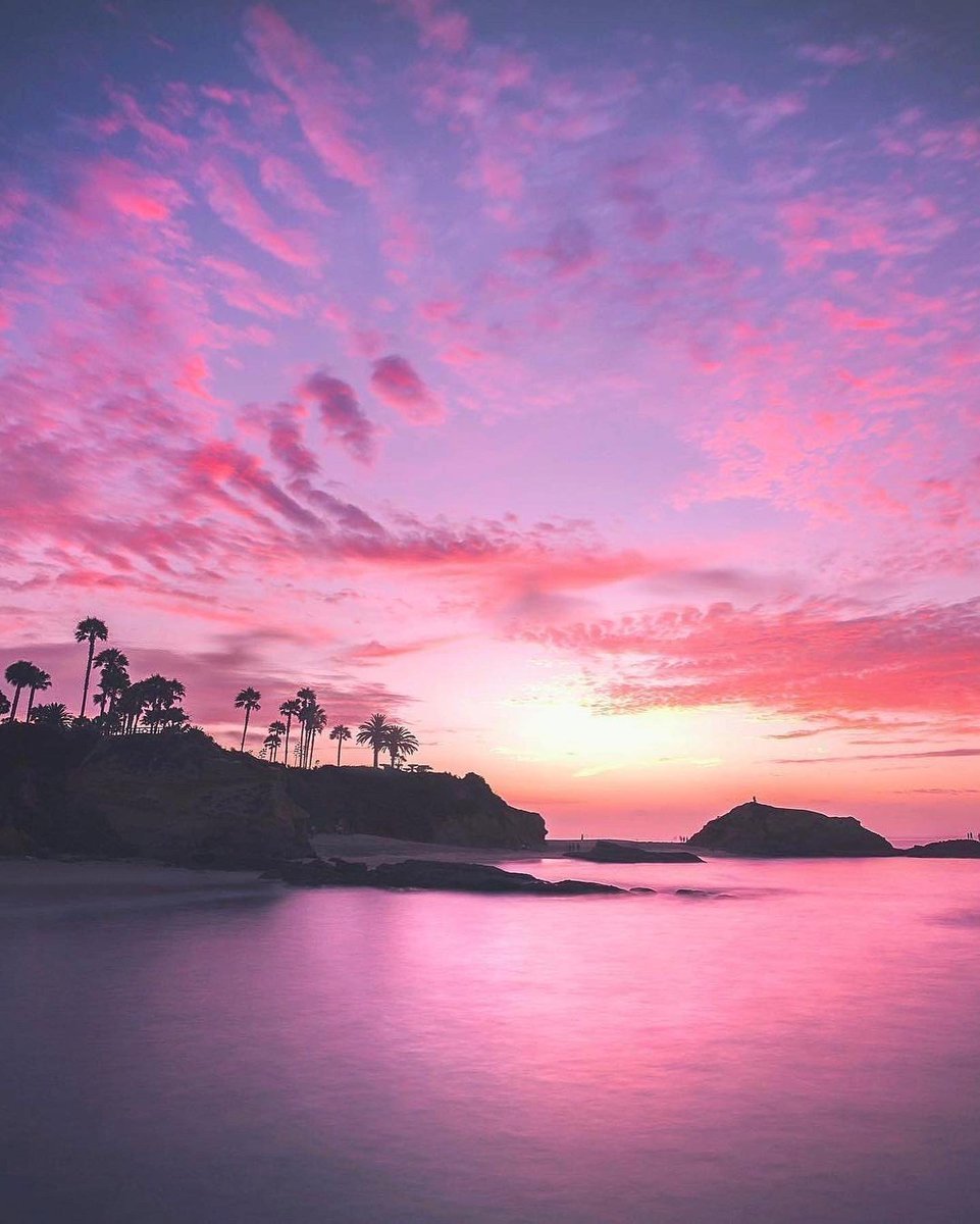 Розовый закат на море