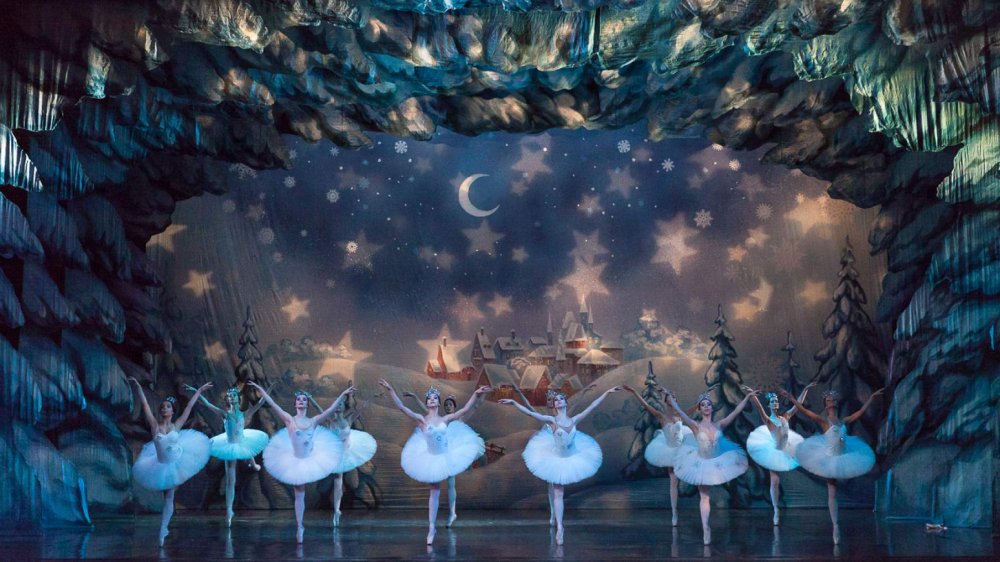 Красивая елка Щелкунчик