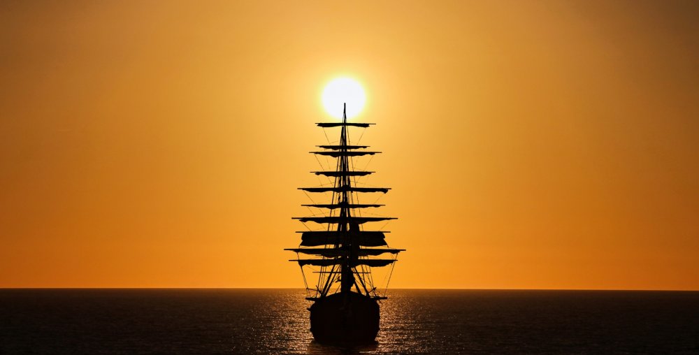 Корабль уплывает в закат