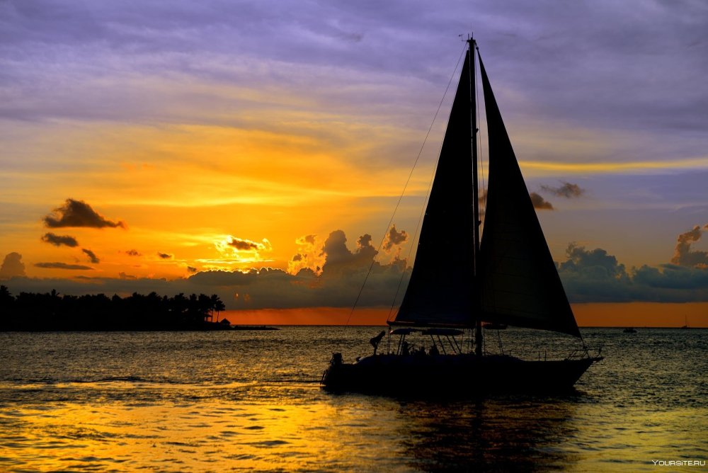 Яхта в море на закате