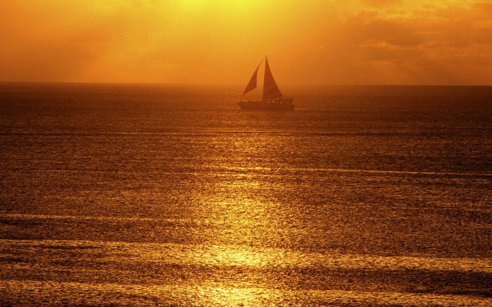 Рассвет в открытом море