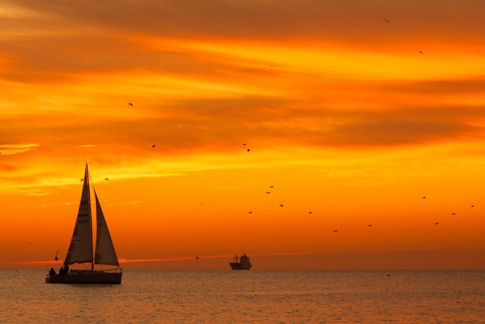 Корабль на закате