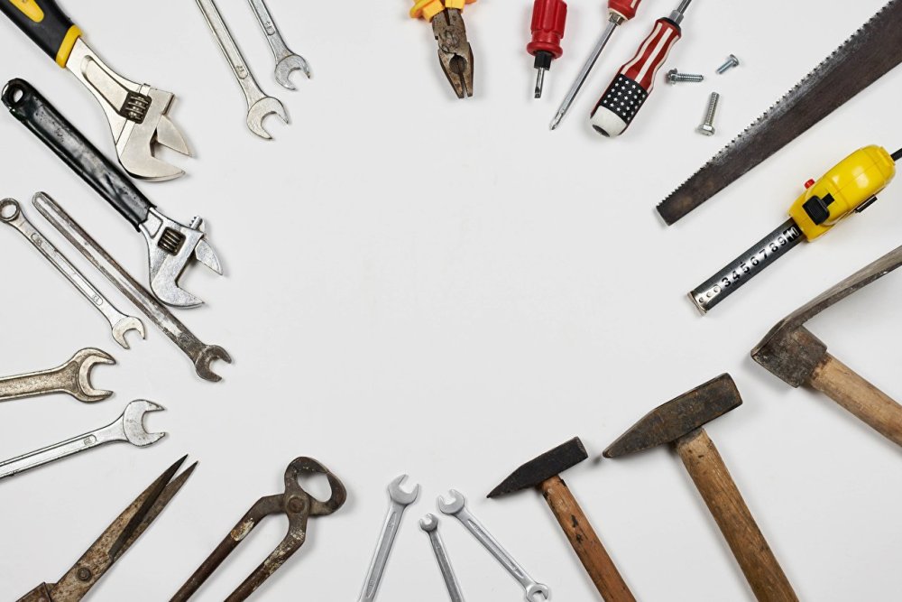 Инструменты на белом фоне