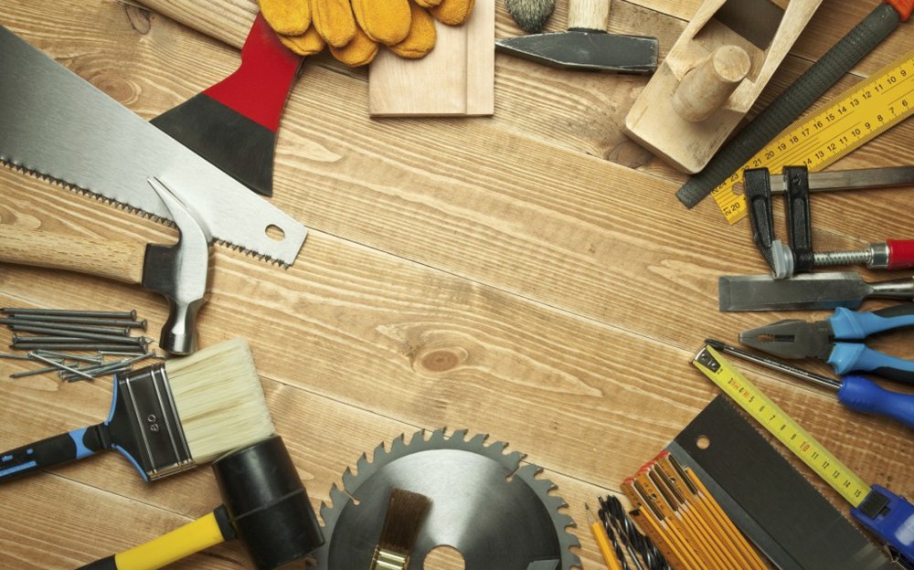 Рабочий стол плотника со стружкой