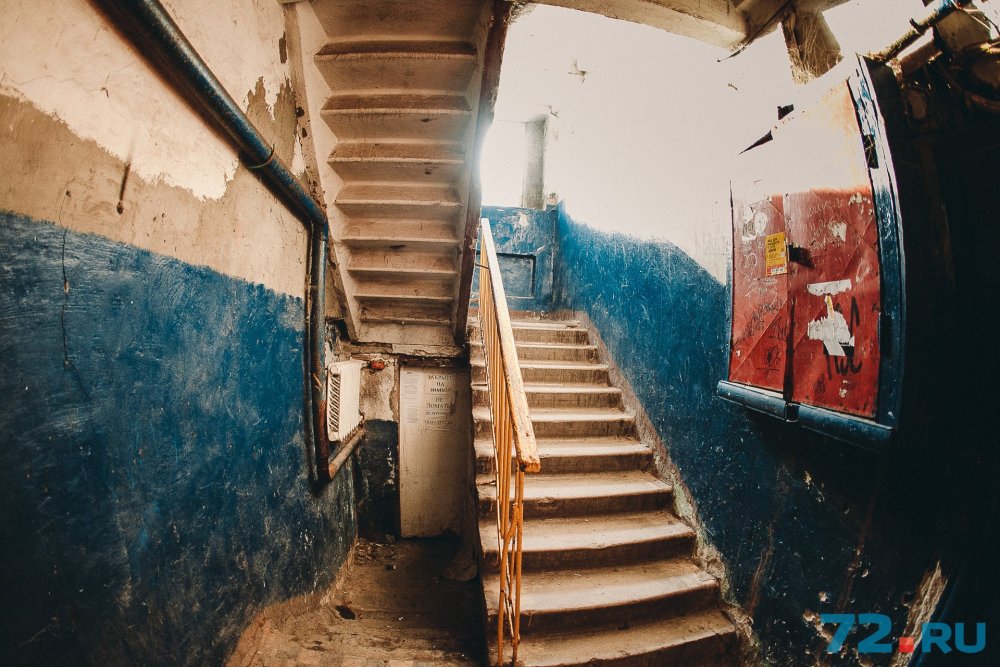 Подъездная стена