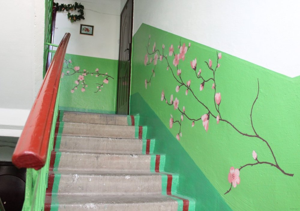 Украшение стен в подъезде