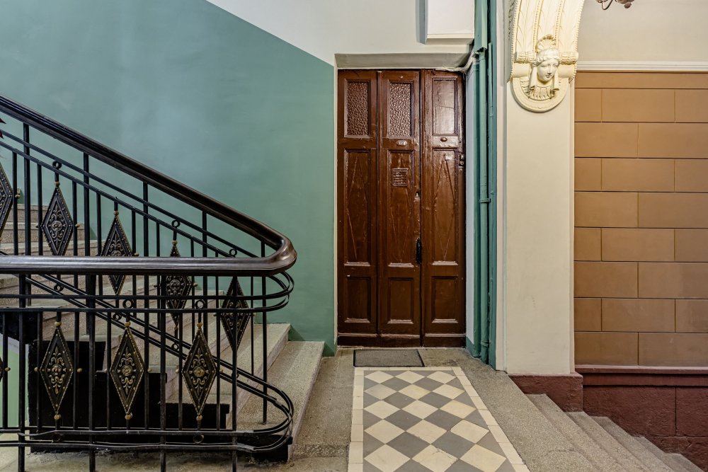 Красивая лестница в подъезде