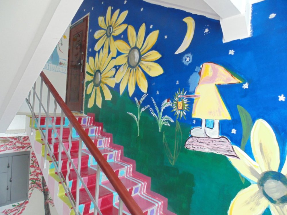 Разрисованные стены в подъезде