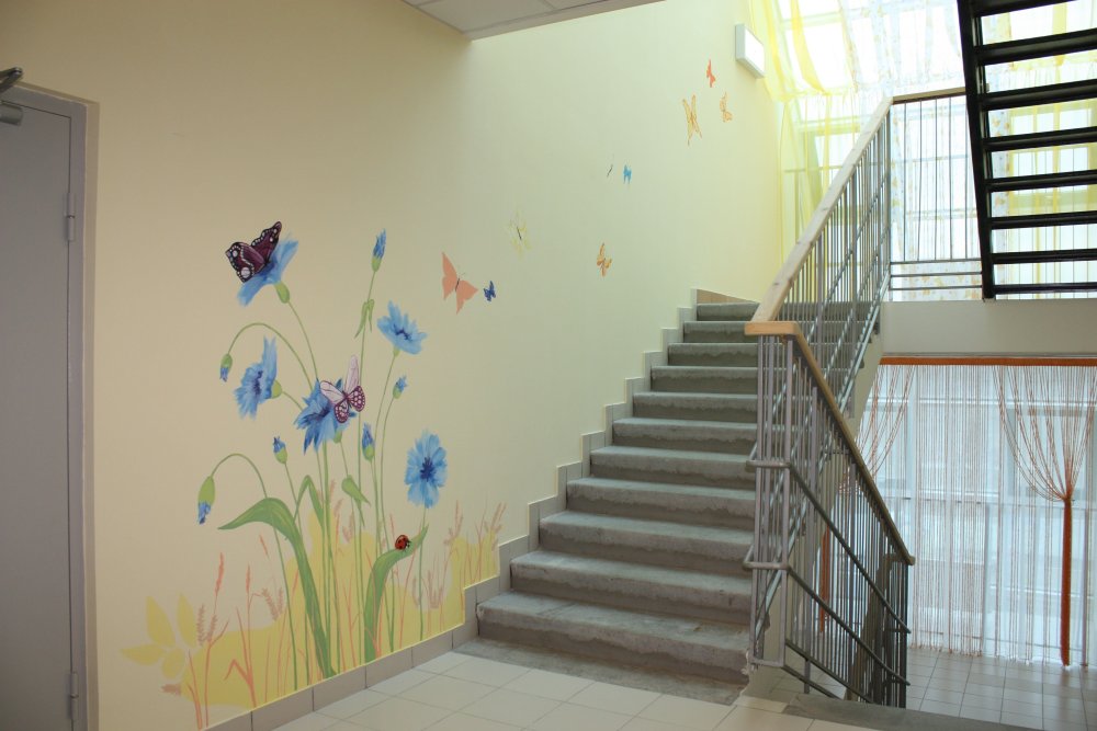 Декор стен на лестнице в детском саду