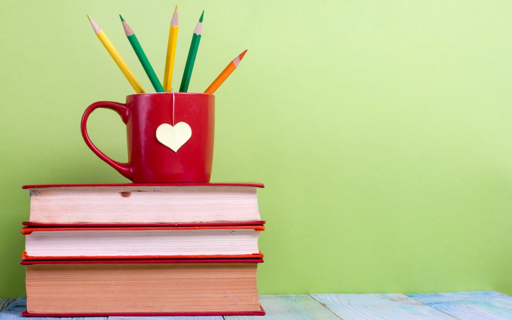 Книги на ярком фоне