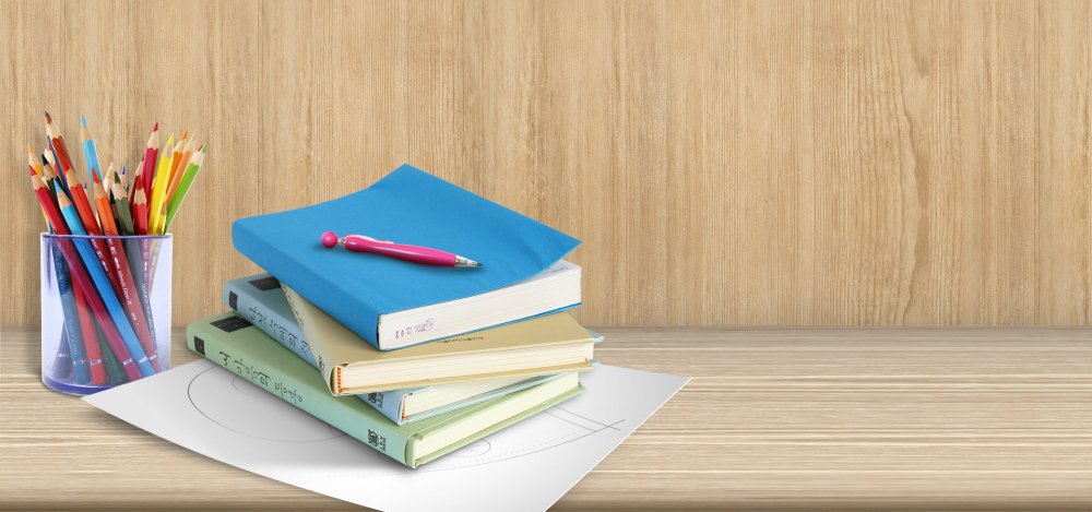 Школьные книги на столе