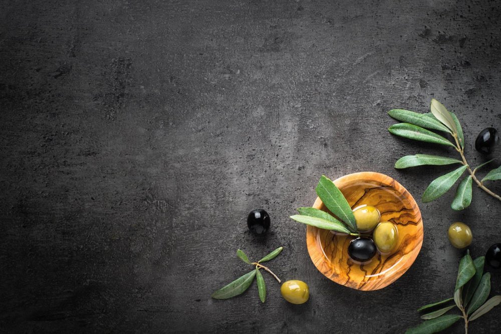Маслины на черном фоне