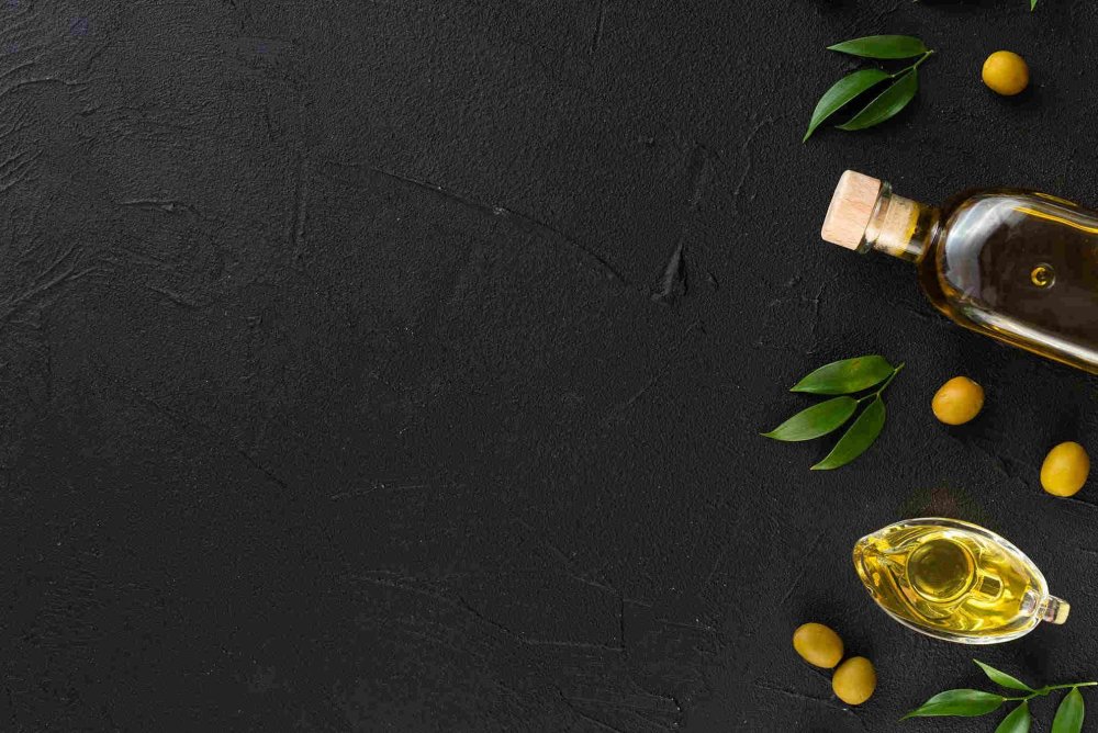 Оливки на темном фоне