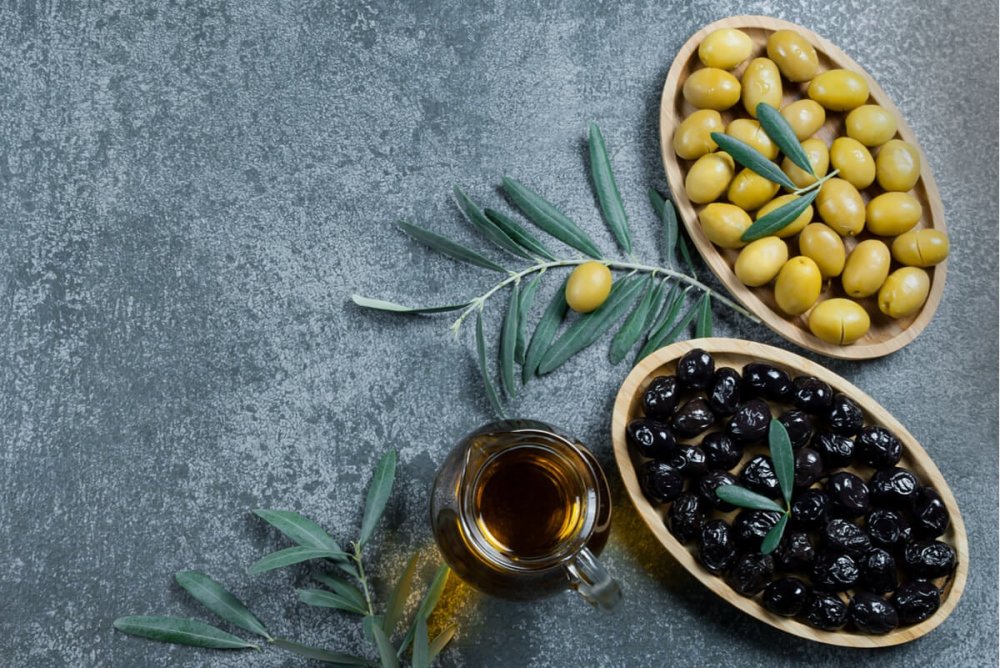 Оливки на темном фоне