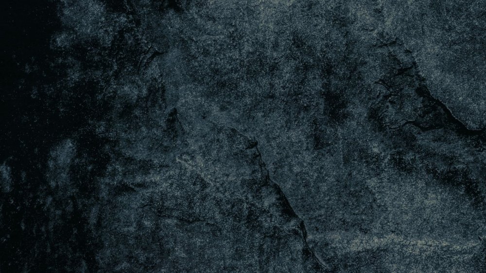 Темный камень