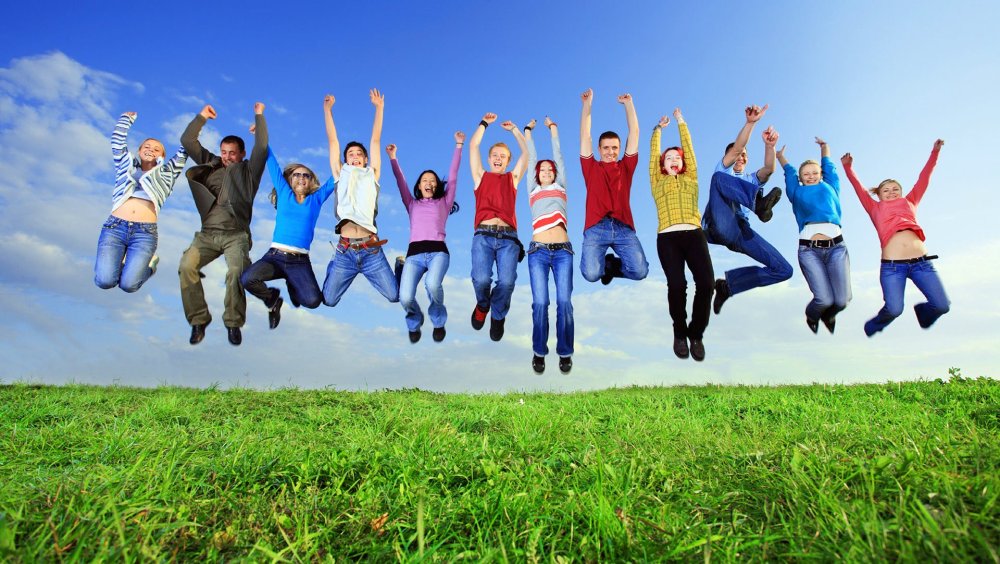 Много людей