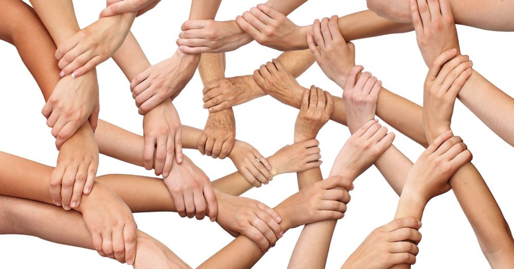 Люди держатся за руки