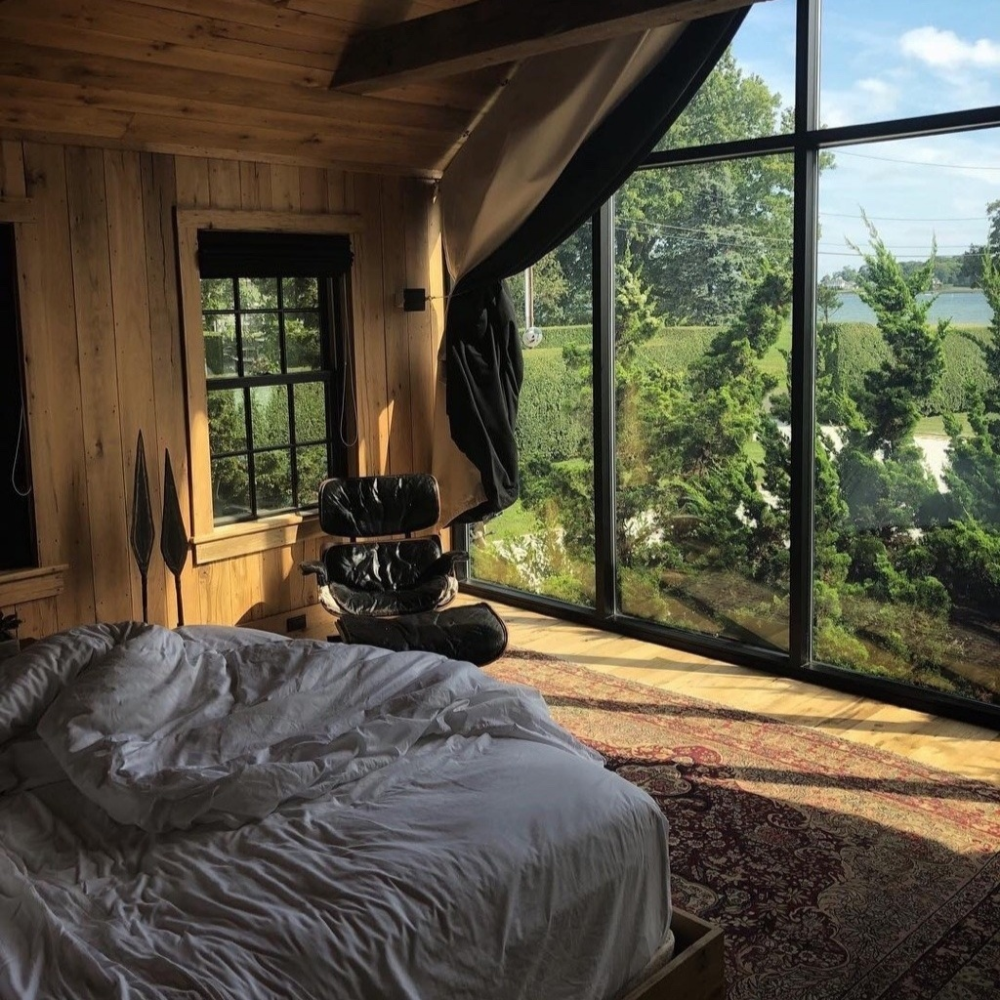 Деревянный дом с панорамными окнами