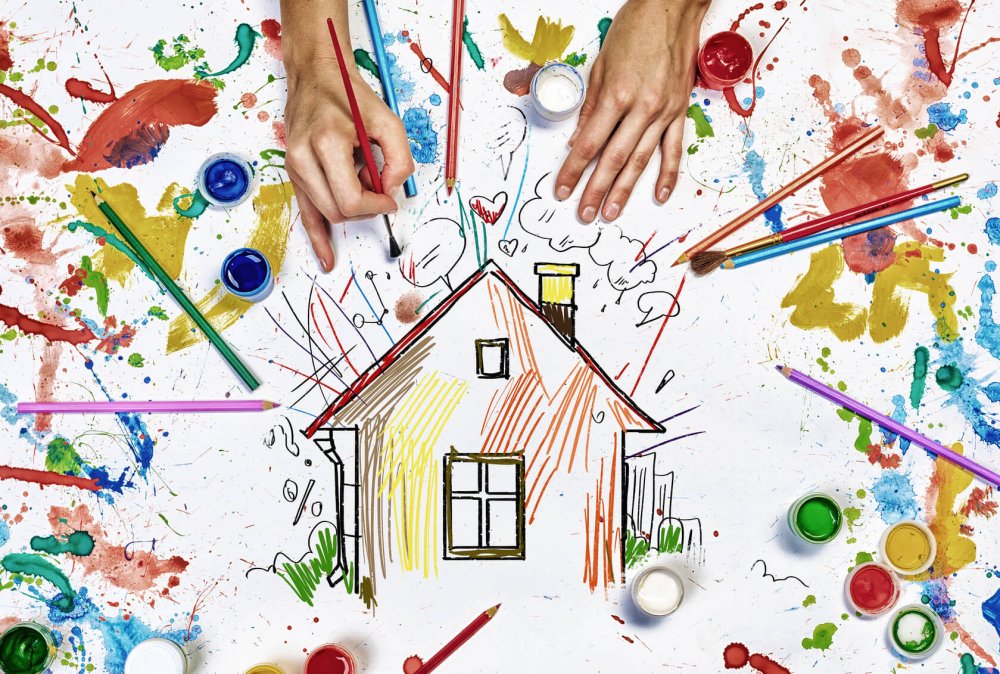 Руки рисуют дома