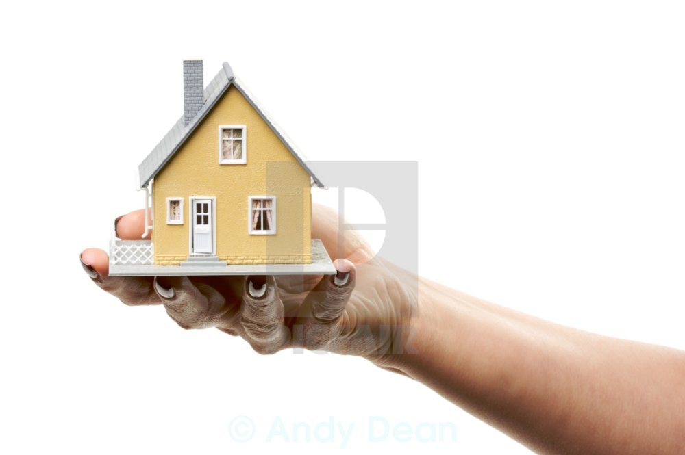 Дом в руках на белом фоне