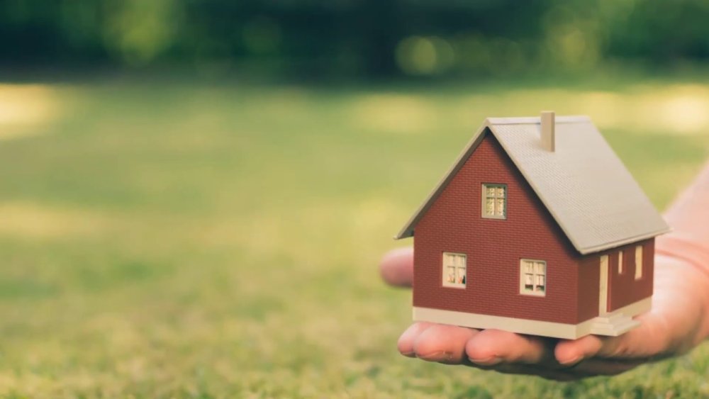 Многоквартирный дом в руках