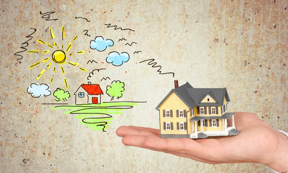 Нарисованный домик в руках