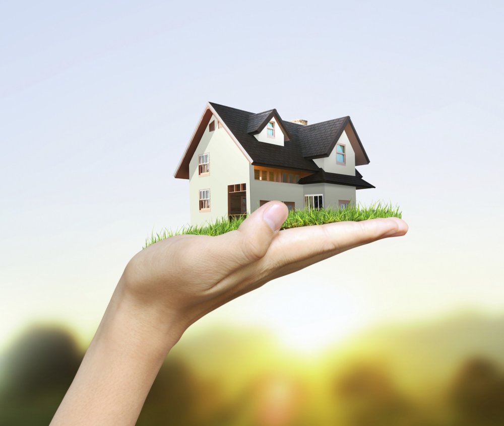 Домик в руках на белом фоне