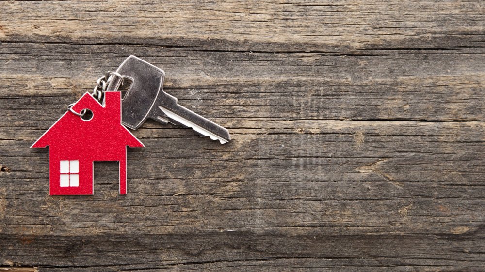 Ключи на фоне квартиры