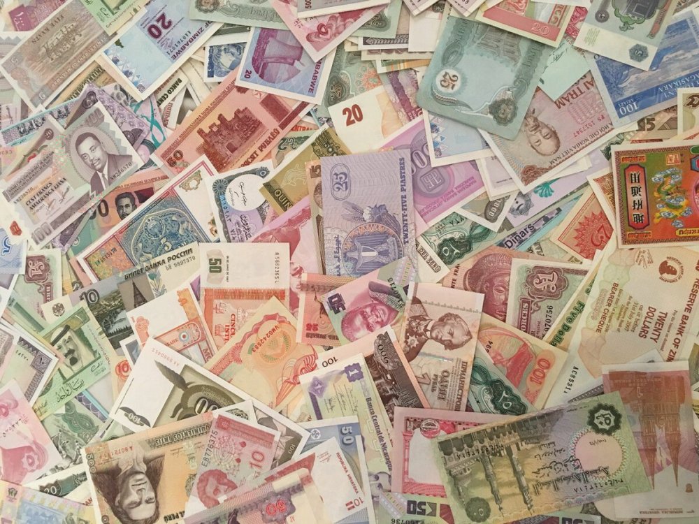 Денежный дождь из рублей