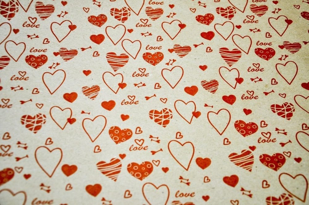 Упаковочная бумага с сердечками