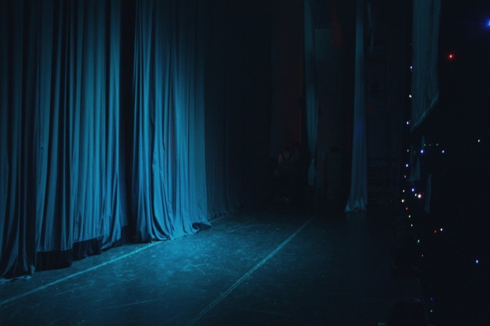 Пустая сцена театра