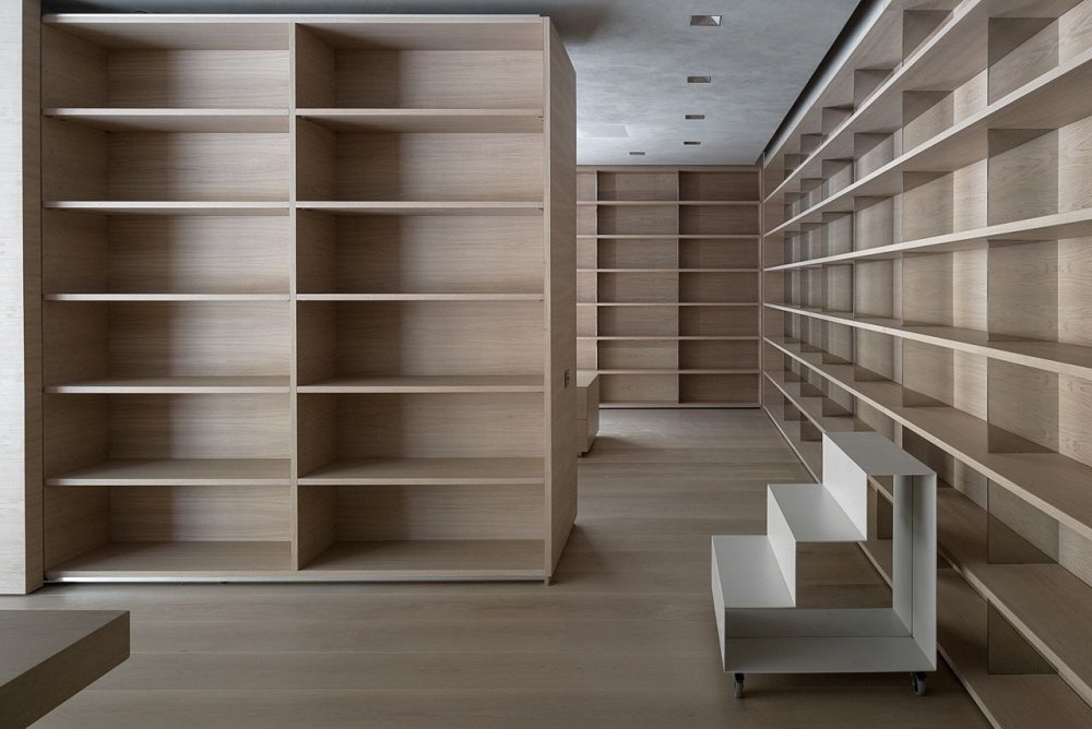 Шкаф с пустыми полками